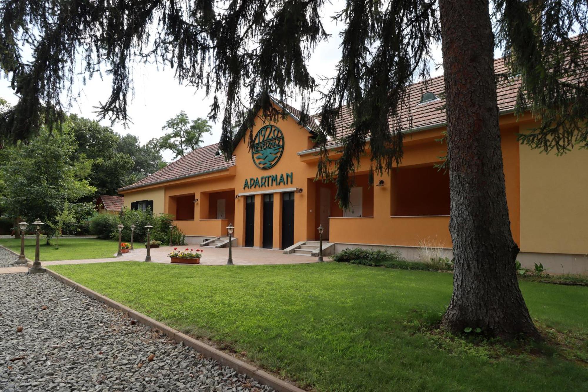 Szazesztendos Reveszhaz Apartman Szigetmonostor Exterior foto